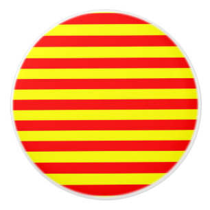 kina kyrgyzstan spanien flagga ränder röd gul möns knopp