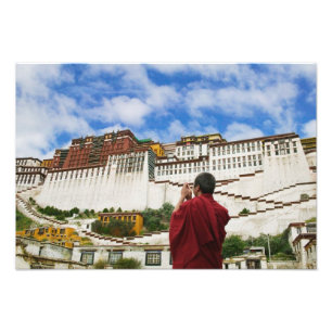 Kina, Tibet, Lhasa, tibetansk munk med Potala Fototryck