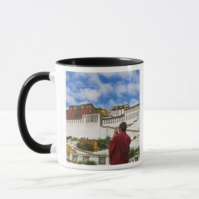 Kina, Tibet, Lhasa, tibetansk munk med Potala Mugg (Vänster)