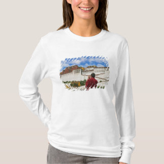 Kina, Tibet, Lhasa, tibetansk munk med Potala Tee Shirt