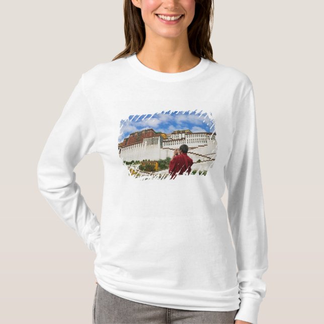 Kina, Tibet, Lhasa, tibetansk munk med Potala Tee Shirt (Framsida)