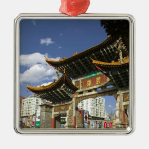 KINA, Yunnan-provinsen, Kunming. Minnesbåge Julgransprydnad Metall