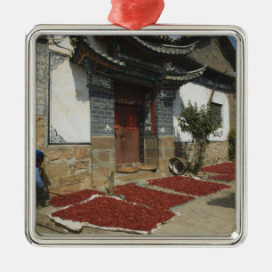 KINA, Yunnan-provinsen, Tianshengying. Torkning Julgransprydnad Metall