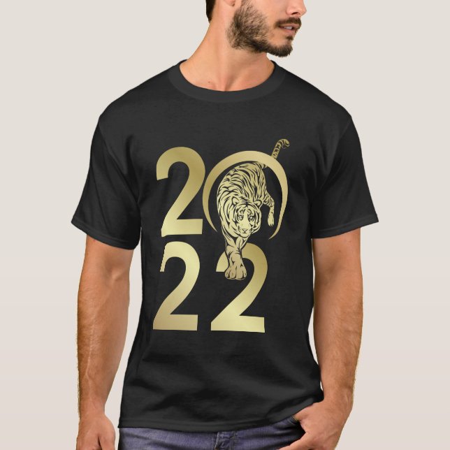 Kinas nya år i lycklig 2022 t shirt (Framsida)