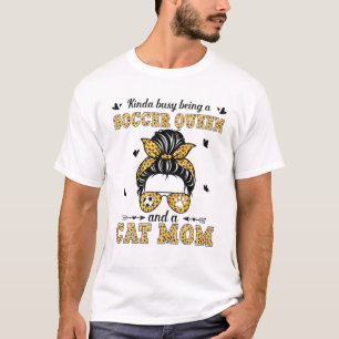 Kinda Busy är en fotbollsdrottning en katt Mamma  T Shirt
