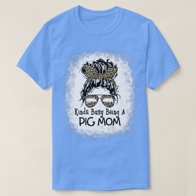 Kinda Busy är en Gris Mamma Messy Bun Leopard Moth T Shirt (Design framsida)