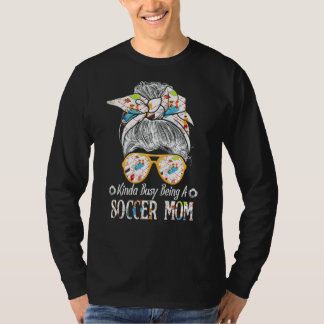 Kinda Busy är fotbollsspelare Mamma Messy Hair Bun T Shirt