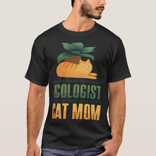 Kinda Busy Being An Ecologist And A Cat Mom Ecolog T Shirt (Framsida)