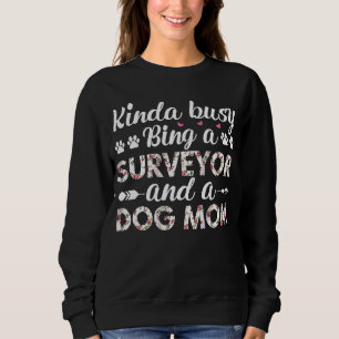 Kinda Busy Bing A Surveyor och Hund Mamma T Shirt