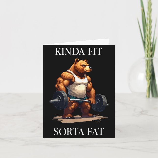 Kinda Fit Sorta Fat - Funny Gym Bear Weightlifting Kort (Framsida)