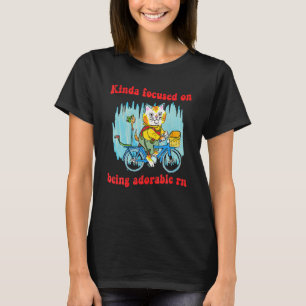 Kinda inriktade sig på att vara en god katt med bi t shirt