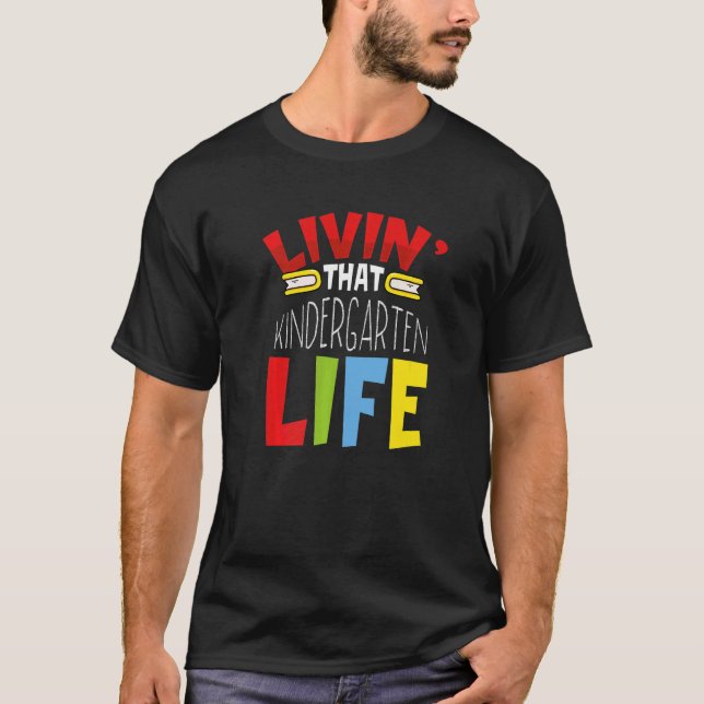 Kindergarten Apparel Livin that Kindergarten Life T Shirt (Framsida)