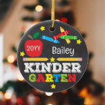 Kindergarten Colorful Chalkboard KeepsakKids Julgransprydnad Keramik<br><div class="desc">Kindergarten har en dekorativ utformning med ett äpple, en linjal, kritor och fet, färgstark roligt. Klicka på knappen Anpassa om du vill ha fler alternativ för att ändra texten! Det finns variationer i denna design, fotoalternativ, annat klass i skolan, ytterligare färg samt samordnande produkter i vår butik, zazzle.com/store/doodlelulu. Kontakta oss...</div>