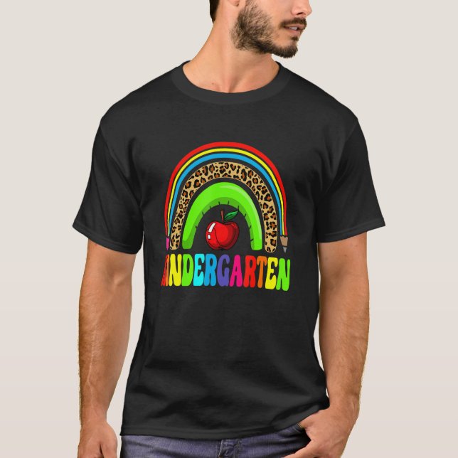 Kindergarten Cute Leopard Rainbow Squad Teacher T Shirt (Framsida)