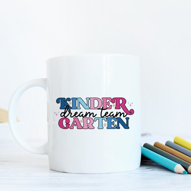 Kindergarten Dream Team Teacher i Retro Stil Kaffemugg (In Context, Close up)