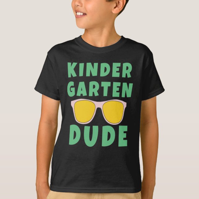 KINDERGARTEN DUDE T-Shirt (Framsida)