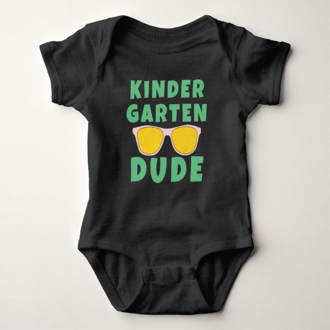 KINDERGARTEN DUDE T SHIRT (Framsida)