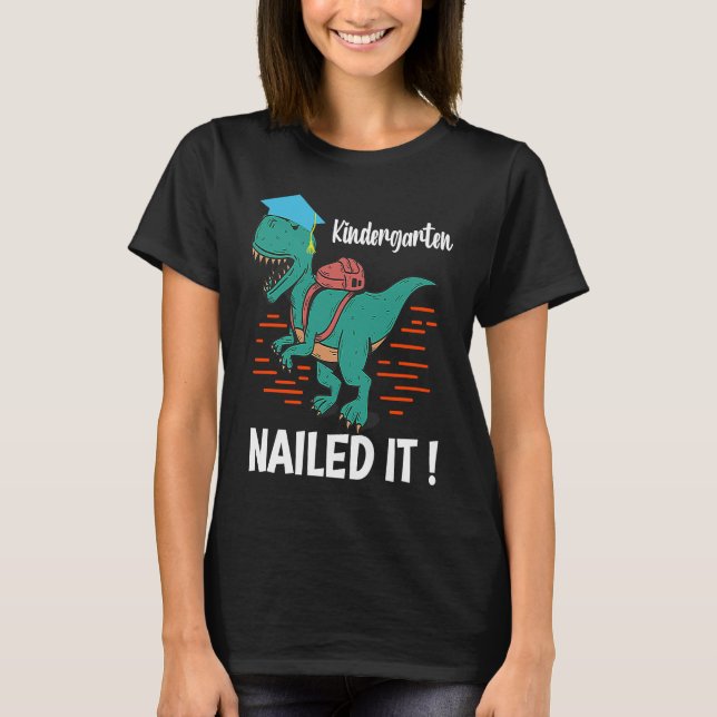 Kindergarten has made it a mother dinosaur graduat t shirt (Framsida)