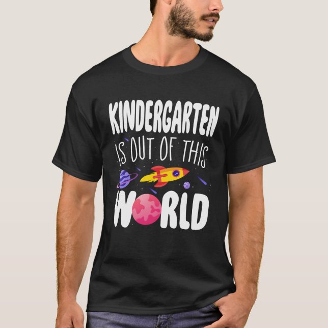 Kindergarten is Out of This World Teacher Apprecia T Shirt (Framsida)