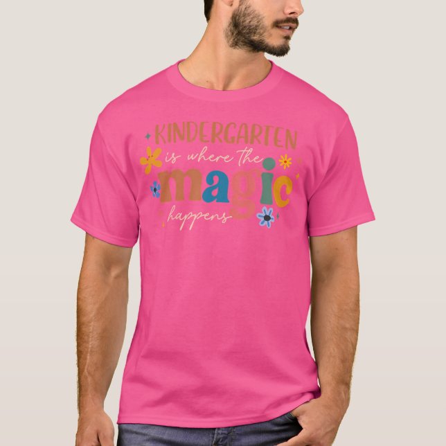 Kindergarten Is Where The Magic Happens Teacher Ki T Shirt (Framsida)