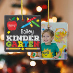 Kindergarten Keepsak Chalk Colorful Kids Photo Julgransprydnad Keramik<br><div class="desc">Kindergarten har en dekorativ utformning med ett äpple, en linjal, kritor och fet, färgstark roligt. Klicka på knappen Anpassa om du vill ha fler alternativ för att ändra texten! Det finns variationer i denna utformning, ytterligare färg och samordnade produkter i vår butik, zazzle.com/store/doodlelulu. Kontakta oss om du behöver den här...</div>