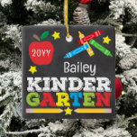 Kindergarten Keepsak Chalkboard Colorful Kids Julgransprydnad Keramik<br><div class="desc">Kindergarten har en dekorativ utformning med ett äpple, en linjal, kritor och fet, färgstark roligt. Klicka på knappen Anpassa om du vill ha fler alternativ för att ändra texten! Det finns variationer i denna utformning, ytterligare färg och samordnade produkter i vår butik, zazzle.com/store/doodlelulu. Kontakta oss om du behöver den här...</div>