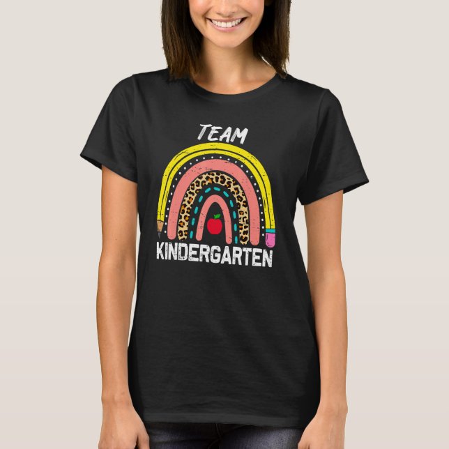 Kindergarten Leopard Rainbow teacher team Kinder s T Shirt (Framsida)