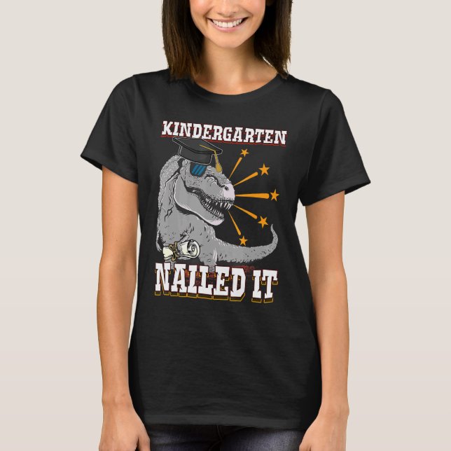 Kindergarten Nail It Rex Dinosaur Graduated Dino T Shirt (Framsida)