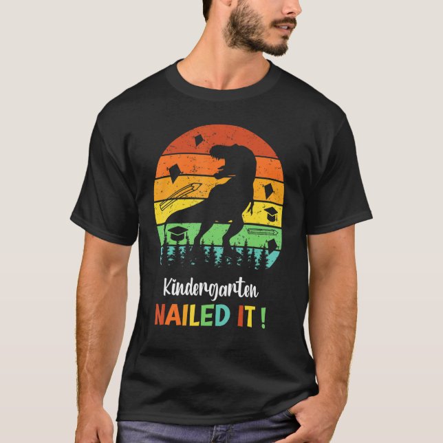 Kindergarten Nails it Retro Dinosaur School Gradu T Shirt (Framsida)