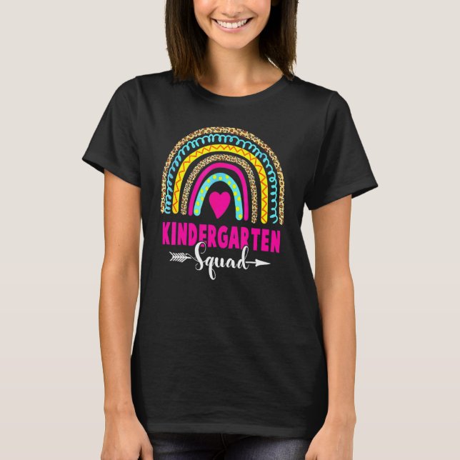 Kindergarten Rainbow Girls Boys Teacher Team Kinde T Shirt (Framsida)