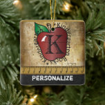 Kindergarten School Teacher Sten Julgransprydnad Keramik<br><div class="desc">🥇 EN ORIGINAL COPYRIGHT ART DESIGN AV Donna Siegrist, ENDAST TILLGÄNGLIG PÅ ZAZZLE! En Vintage med namnet Kindergarten School Teacher-redot Julprydnadsspråk. NOTE: FÖRÄNDRA ENDAST MALLAREALERNA SOM BEHÖVS! 😀 Vid behov kan du ta bort en del av texten och börja lägga till spelar ingen roll text och typsnitt på nytt. 📌...</div>