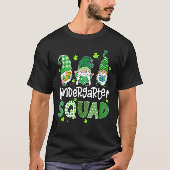 Kindergarten Squad Gnomies St patricks day Teacher T Shirt (Framsida)