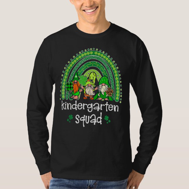 Kindergarten Squad Rainbow Gnome Lycklig St Patric T Shirt (Framsida)