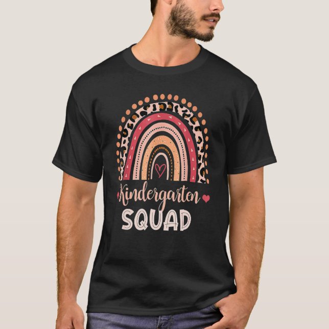Kindergarten Squad Teacher Rainbow Leopard tillbak T Shirt (Framsida)