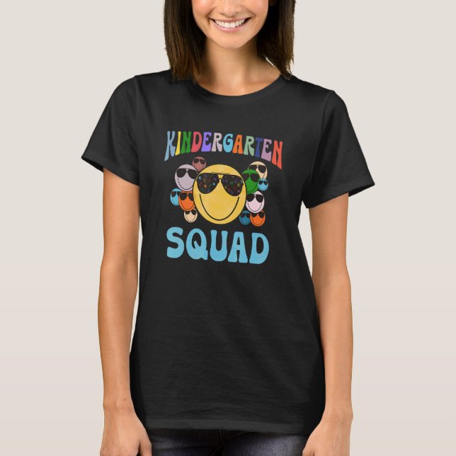 Kindergarten Squad Welcome Back to School T Shirt (Framsida)