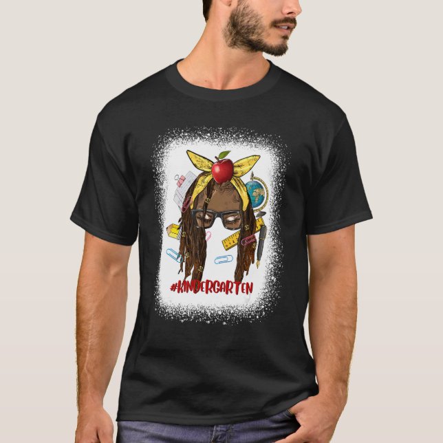 Kindergarten Teacher Afro Messy Bun Back to school T Shirt (Framsida)