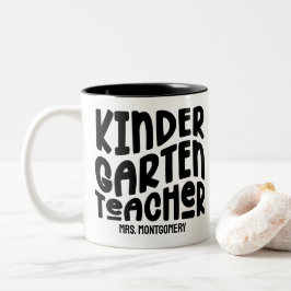 Kindergarten Teacher Black Text Två-Tonad Mugg