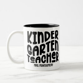 Kindergarten Teacher Black Text Två-Tonad Mugg