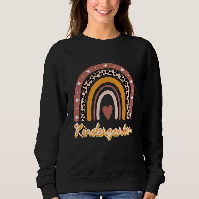 Kindergarten Teacher Boho Rainbow Leopard Skriv ut T Shirt (Framsida)