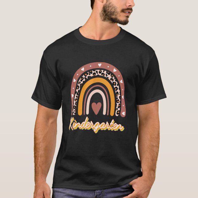 Kindergarten Teacher Boho Rainbow Leopard Skriv ut T Shirt (Framsida)