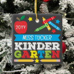 Kindergarten Teacher Keepsaké Chalkboard Colorful Julgransprydnad Keramik<br><div class="desc">Kindergarten-lärarens prydnadsdesign har ett äpple, en härskare, kritor och fet, färgstark roligt. Klicka på knappen Anpassa om du vill ha fler alternativ för att ändra texten! Det finns variationer i denna utformning, ytterligare färg och samordnade produkter i vår butik, zazzle.com/store/doodlelulu. Kontakta oss om du behöver den här designen för en...</div>