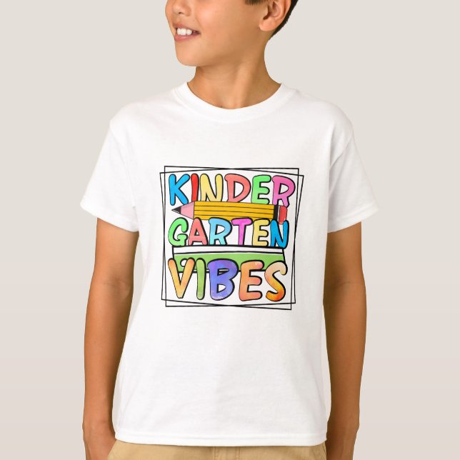 Kindergarten Vibes Colorful Cute Småbarn T Shirt (Framsida)