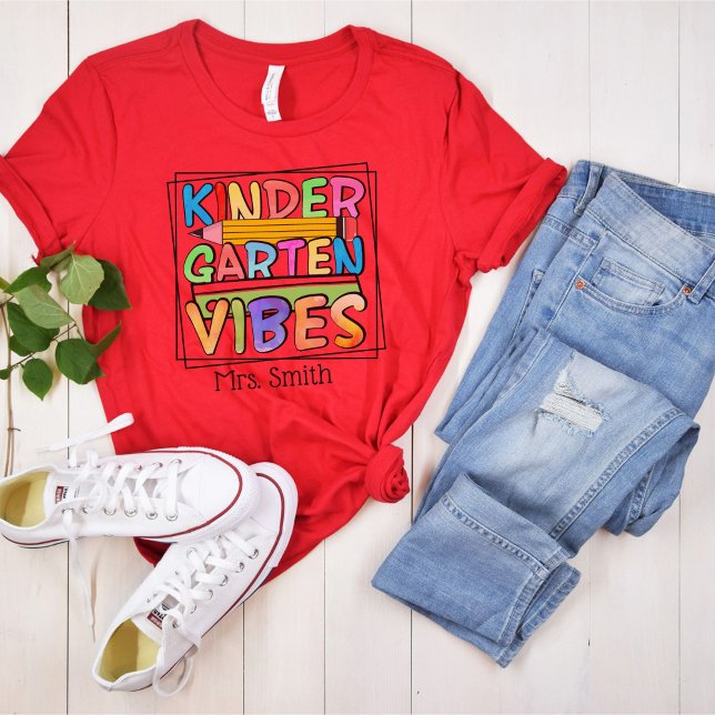 Kindergarten Vibes Colorful Personlig Lacher T Shirt (Kindergarten Vibes Colorful Personalized Teacher T-Shirt
)