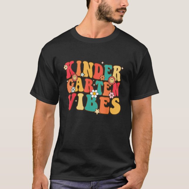 Kindergarten Vibes Kinder Crew Retro Första dagen  T Shirt (Framsida)
