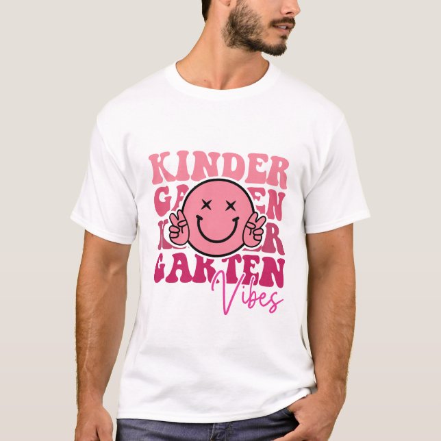 Kindergarten Vibes | Roligt och speldesign T Shirt (Framsida)