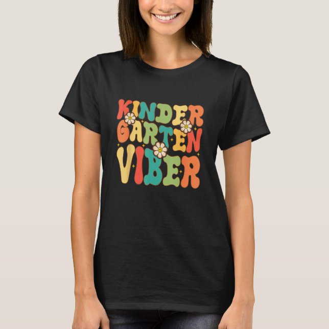 Kindergarten Vibes Team Kinder Groovy Retro Back T Shirt (Framsida)
