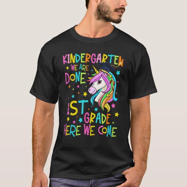 Kindergarten We Are Done 1st Grade Graduation Unic T Shirt (Framsida)