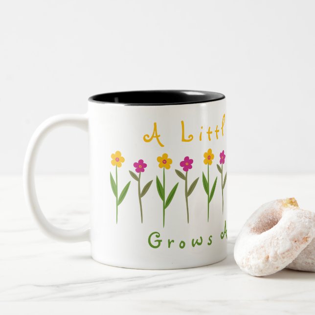 Kindness Grows Flowers Inspirational Två-Tonad Mugg (Med munk)