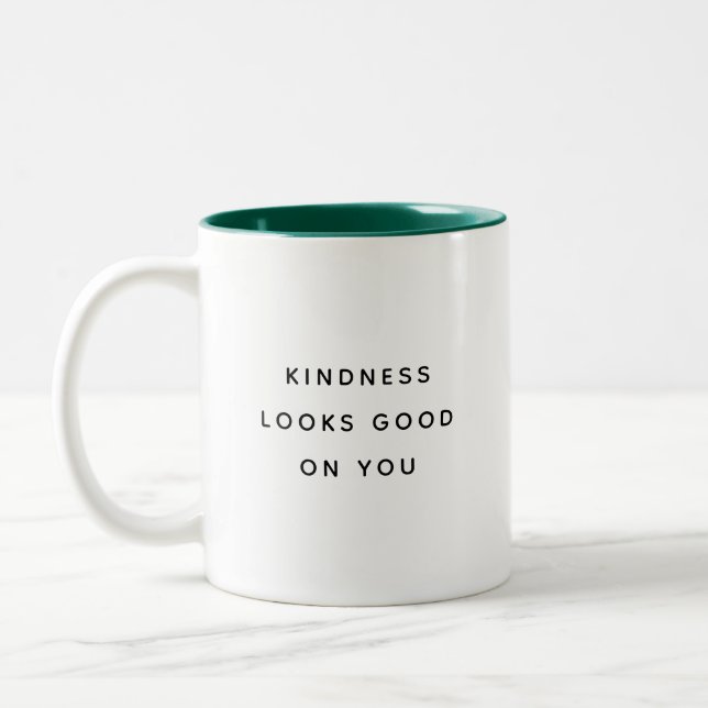 Kindness Looks Good on You Modern Two-Tone Mug Två-Tonad Mugg (Vänster)