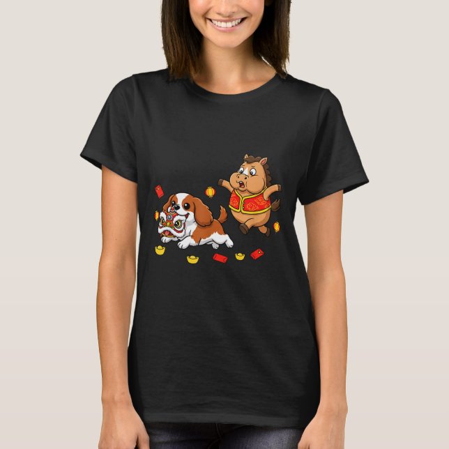 Kinesisk häst Cavalier King Charles Spaniel Glad  T Shirt (Framsida)
